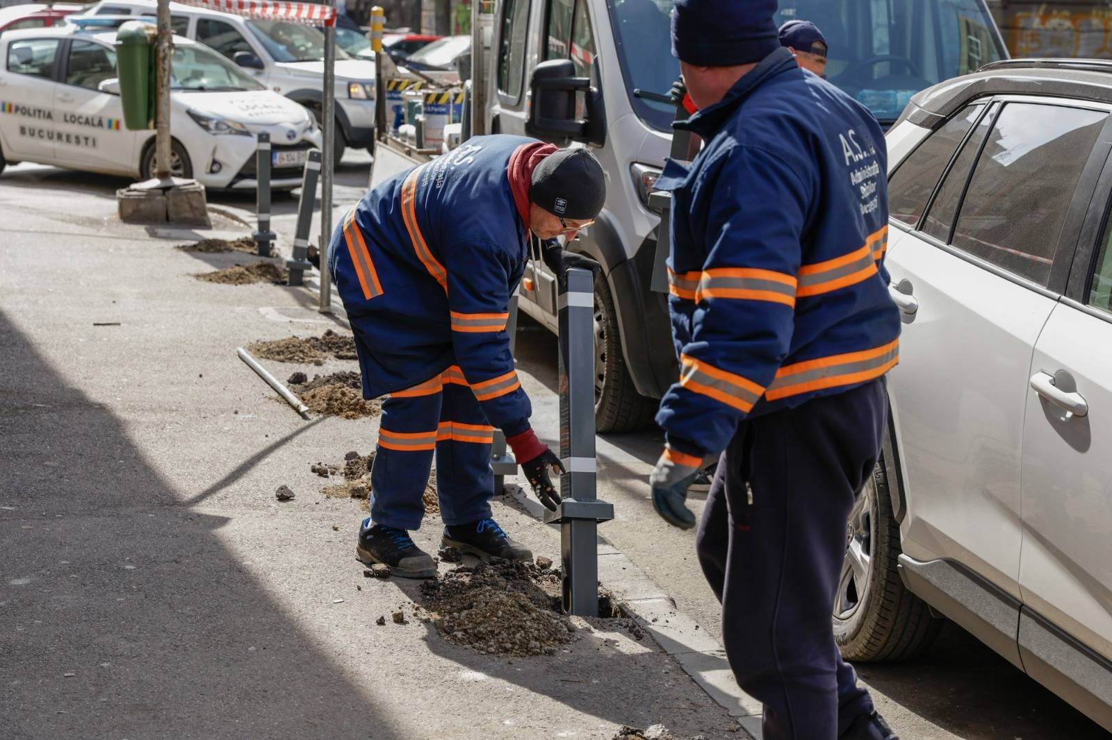 Stâlpișori pe trotuar: Primăria București redă spațiul pietonilor în zona Sălii Palatului Administrația Străzilor a început montarea de stâlpișori în zona Sălii Palatului și pe străzile Ion Câmpineanu și Vasile Sion, ca parte a unui efort de a preveni parcarea autovehiculelor pe trotuare