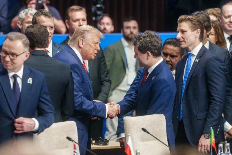 Donald Trump, invitat la summitul B9 de la București: O prezență așteptată a fostului președinte american Administrația Prezidențială va extinde o invitație oficială către fostul președinte american Donald Trump pentru a participa la summitul București 9 (B9), programat să aibă loc la București pe 13 mai