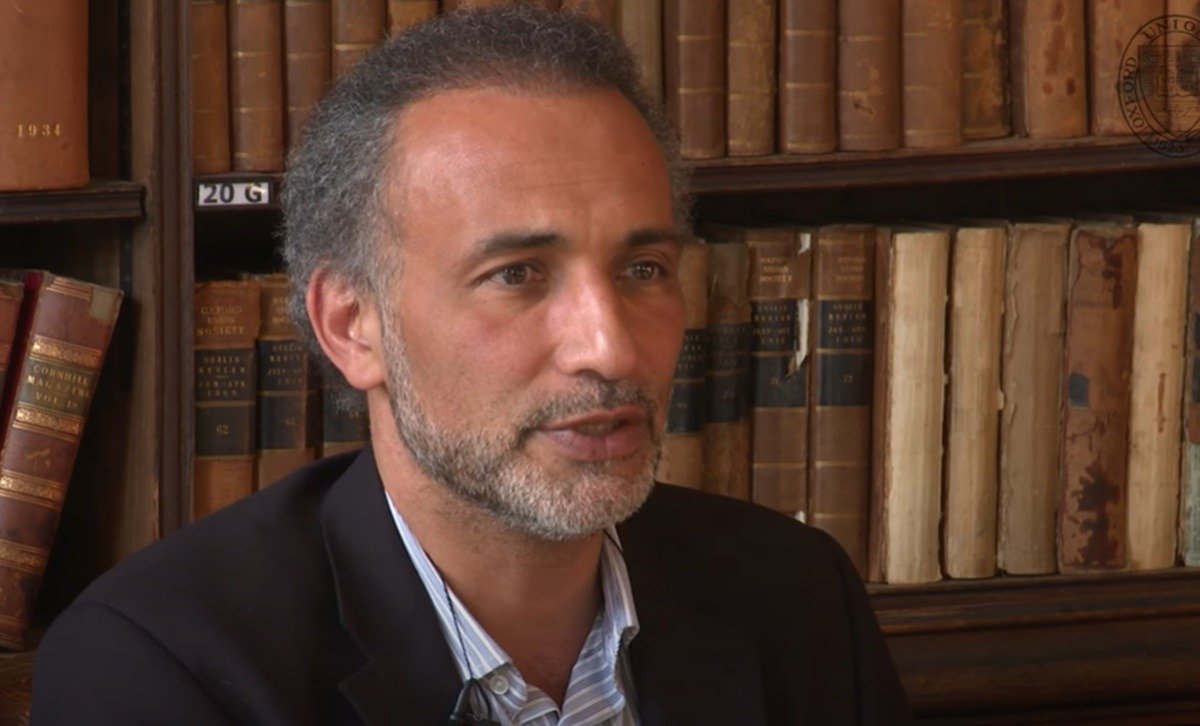 Procurorii cer 18 ani de închisoare pentru islamologul Tariq Ramadan, acuzat de viol Islamologul Tariq Ramadan riscă o pedeapsă de 18 ani de închisoare, după ce procurorii au solicitat această sentință în cadrul procesului său pentru viol, care are loc la Paris