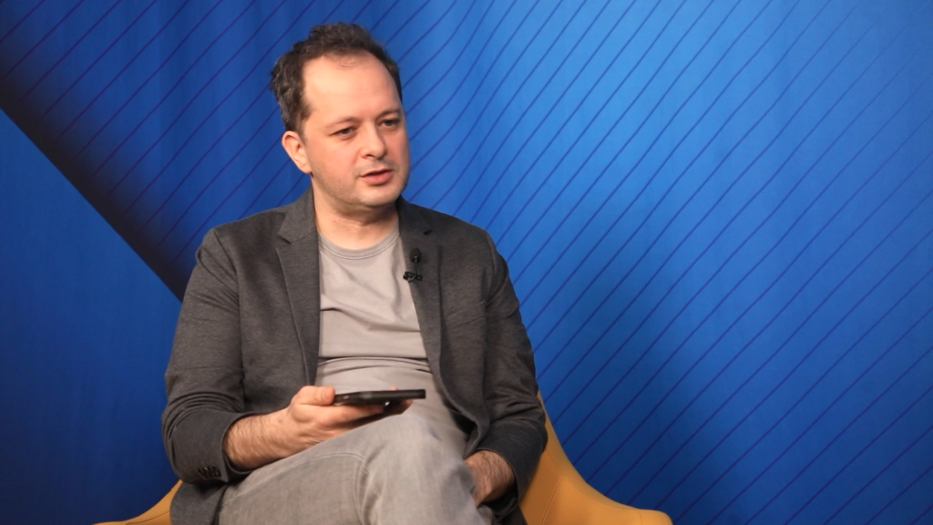România, paradoxul digital: excelență tehnică, dar servicii publice depășite România anului 2026 se confruntă cu o realitate paradoxală în domeniul digital: deține un număr impresionant de specialiști în tehnologie, dar este codașa Uniunii Europene în ceea ce privește adoptarea serviciilor publice digitale