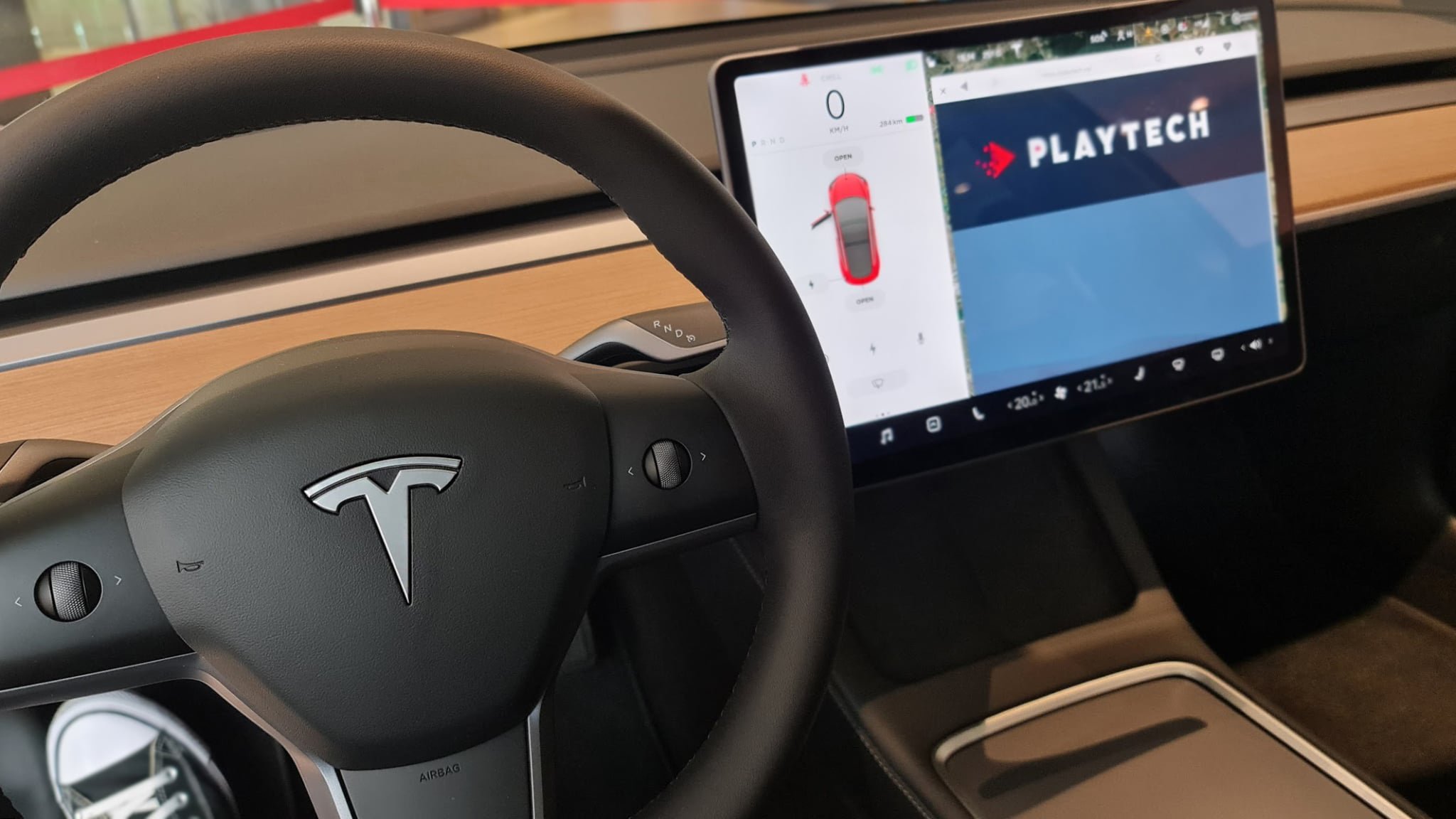 Tesla, pusă la încercare: Un nou incident FSD ridică semne de întrebare Un clip video recent, în care o mașină Tesla cu sistemul Full Self-Driving (FSD) încearcă să intre într-un lac, a stârnit dezbateri aprinse cu privire la siguranța și fiabilitatea tehnologiei