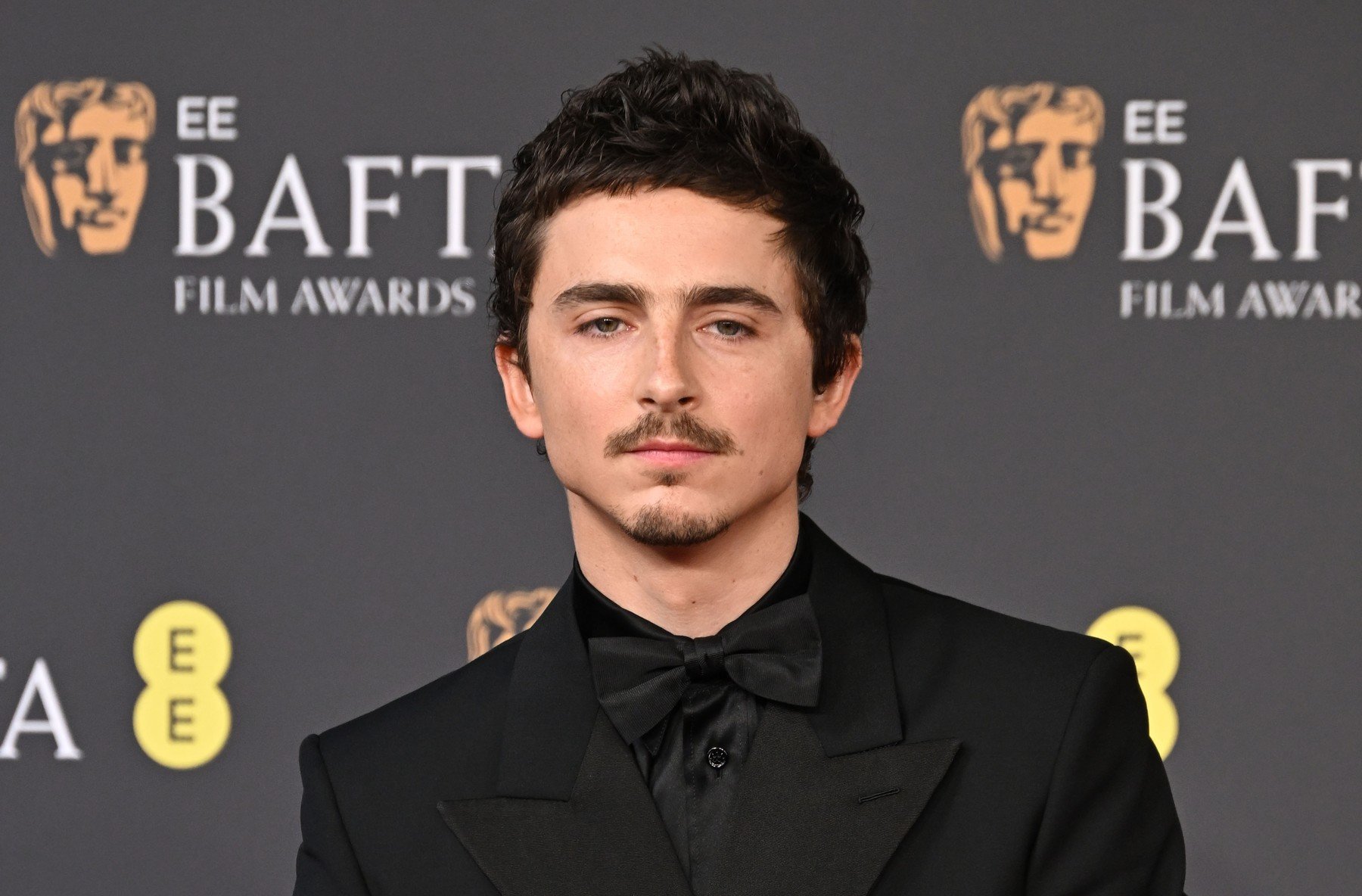 Variante posibile (65-68 caractere):


Timothee Chalamet, simbol al noii masculinități: ascensiunea unui star.


Chalamet: De la actor la icoană, o nouă definiție a masculinității.


Noua masculinitate: Timothee Chalamet, modelul generației Z.