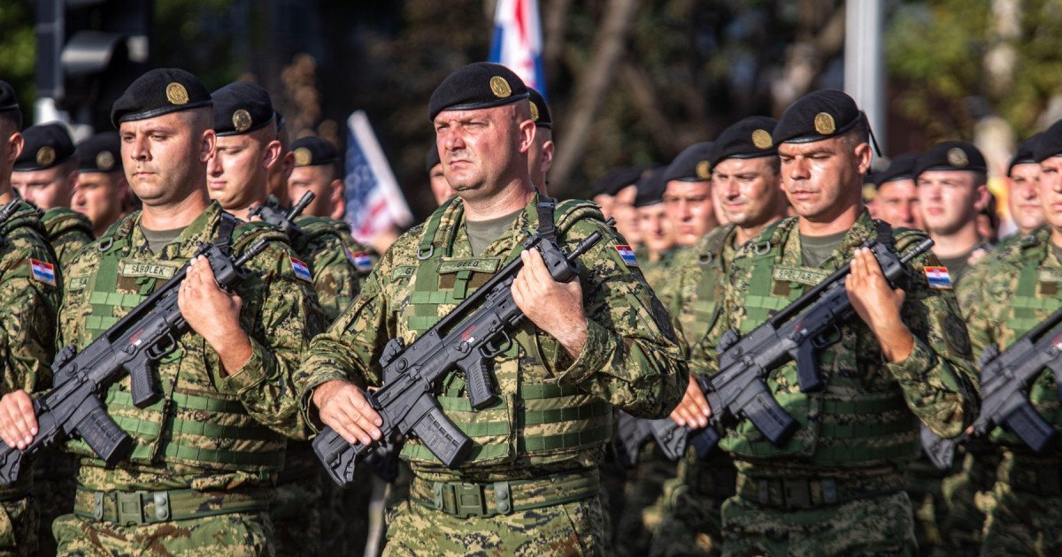Croația reintroduce serviciul militar obligatoriu: sute de tineri se prezintă la recrutare Zagrebul a reluat serviciul militar obligatoriu după o pauză de 16 ani, sute de tineri croați fiind convocați la unitățile militare