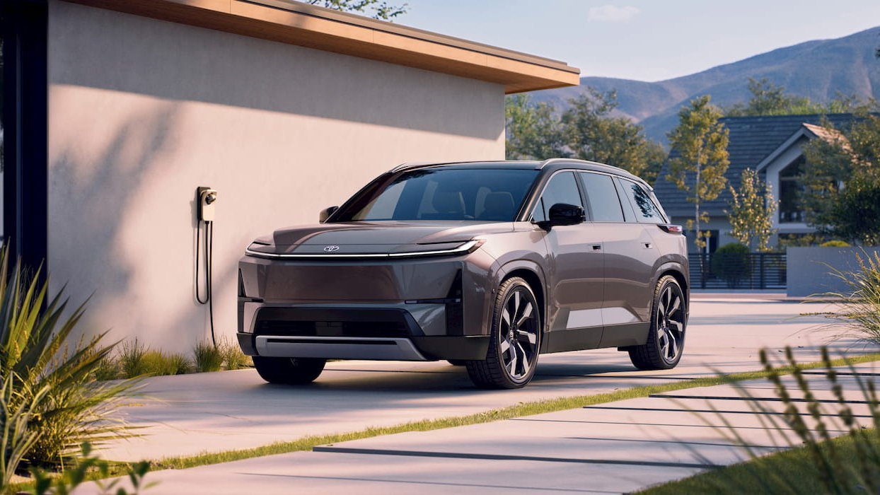 Toyota lansează un program care simplifică instalarea stațiilor de încărcare acasă Toyota face un pas important pentru a facilita adoptarea vehiculelor electrice în România, prin lansarea unui parteneriat cu Treehouse