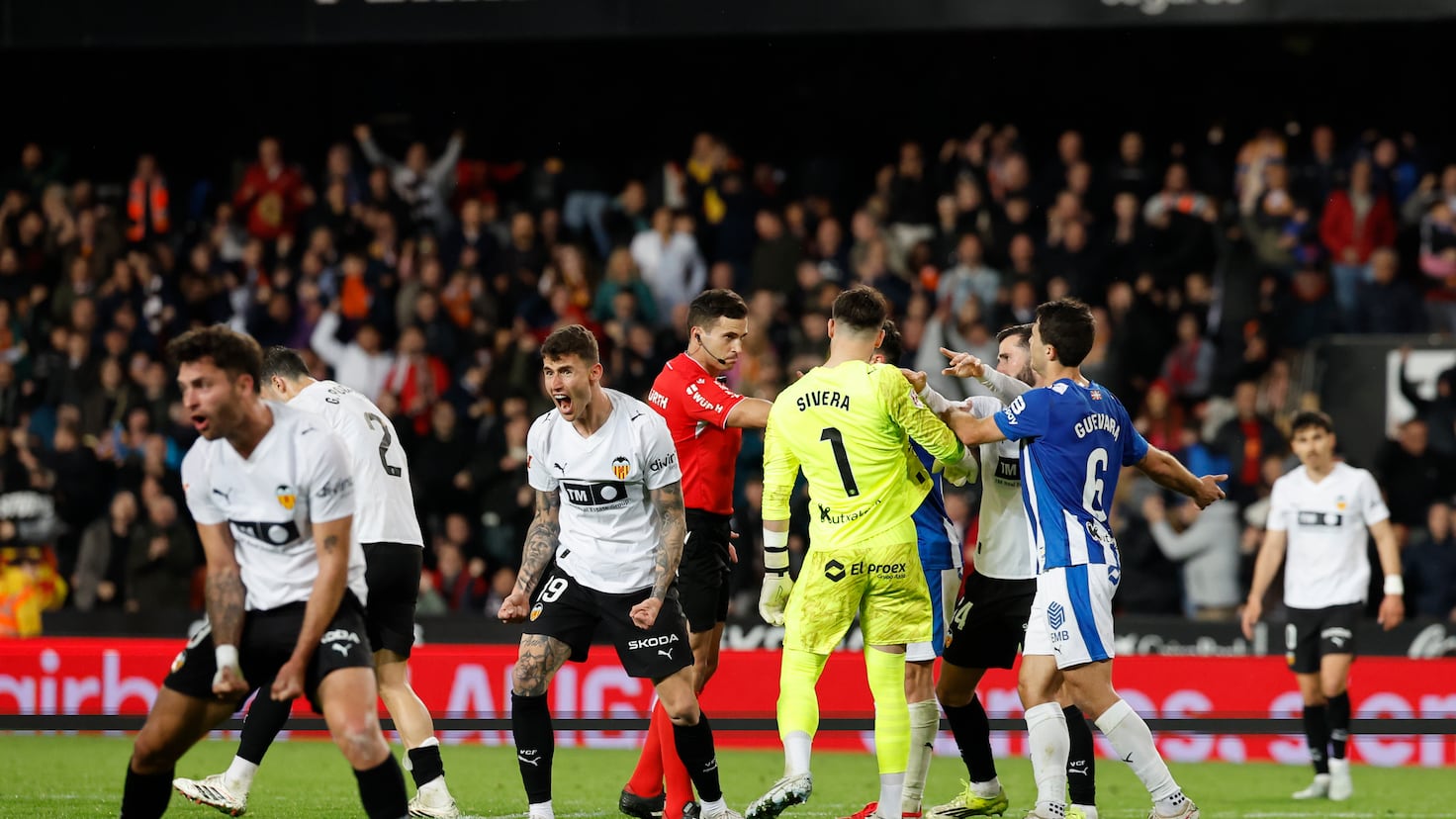 Valencia reușește o remontada dramatică în fața lui Alavés, marcând golul victoriei în minutul 98 Meci nebun pe Mestalla! Valencia a reușit să întoarcă scorul în fața lui Deportivo Alavés, într-un meci plin de răsturnări de situație, terminat cu scorul de 3-2