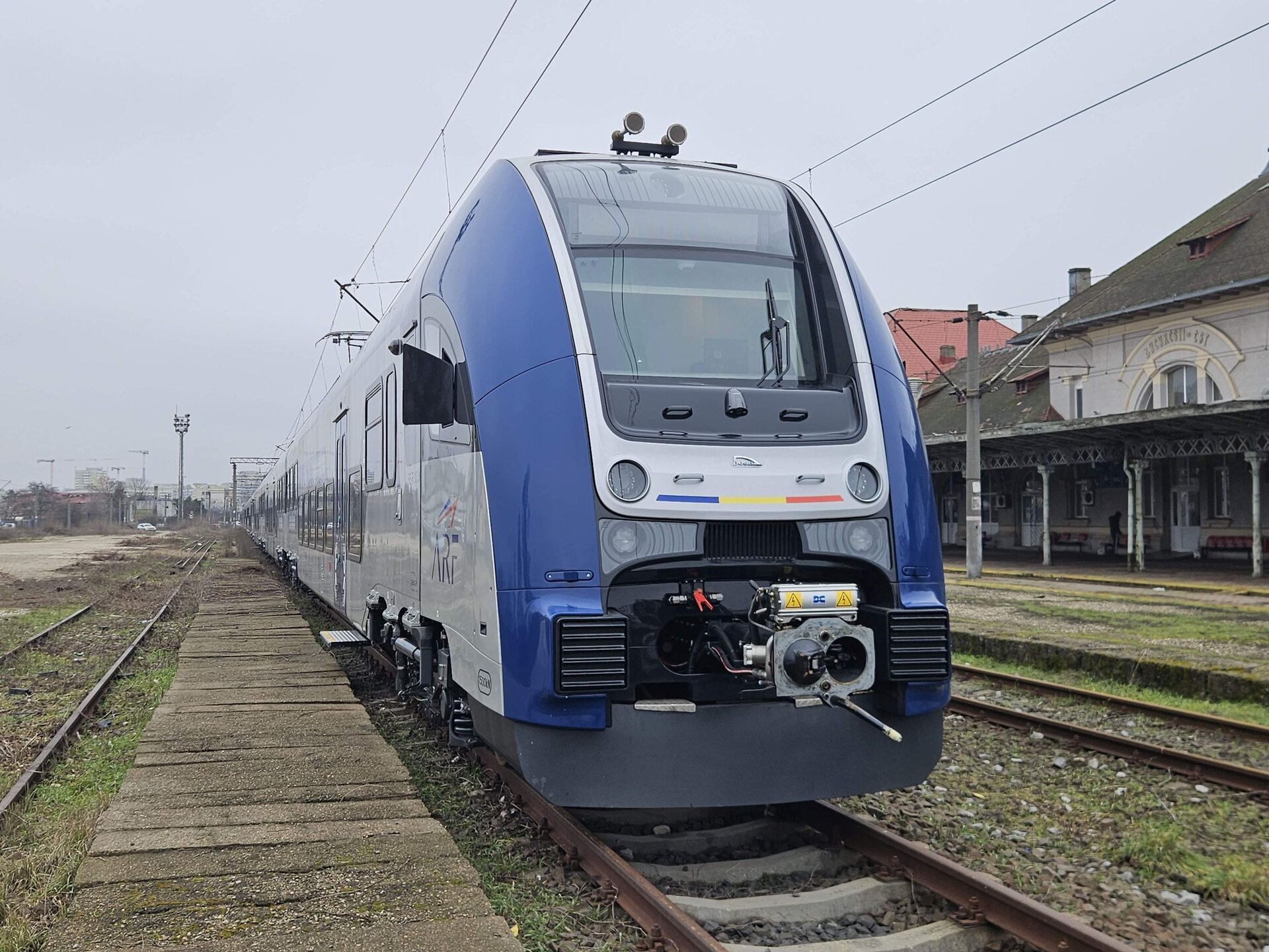 Trenurile poloneze PESA, recepționate de ARF, așteaptă centrele de mentenanță pentru a intra în circulație Autoritatea pentru Reformă Feroviară (ARF) a recepționat două rame electrice PESA în data de 4 martie, însă punerea în funcțiune a acestora este întârziată