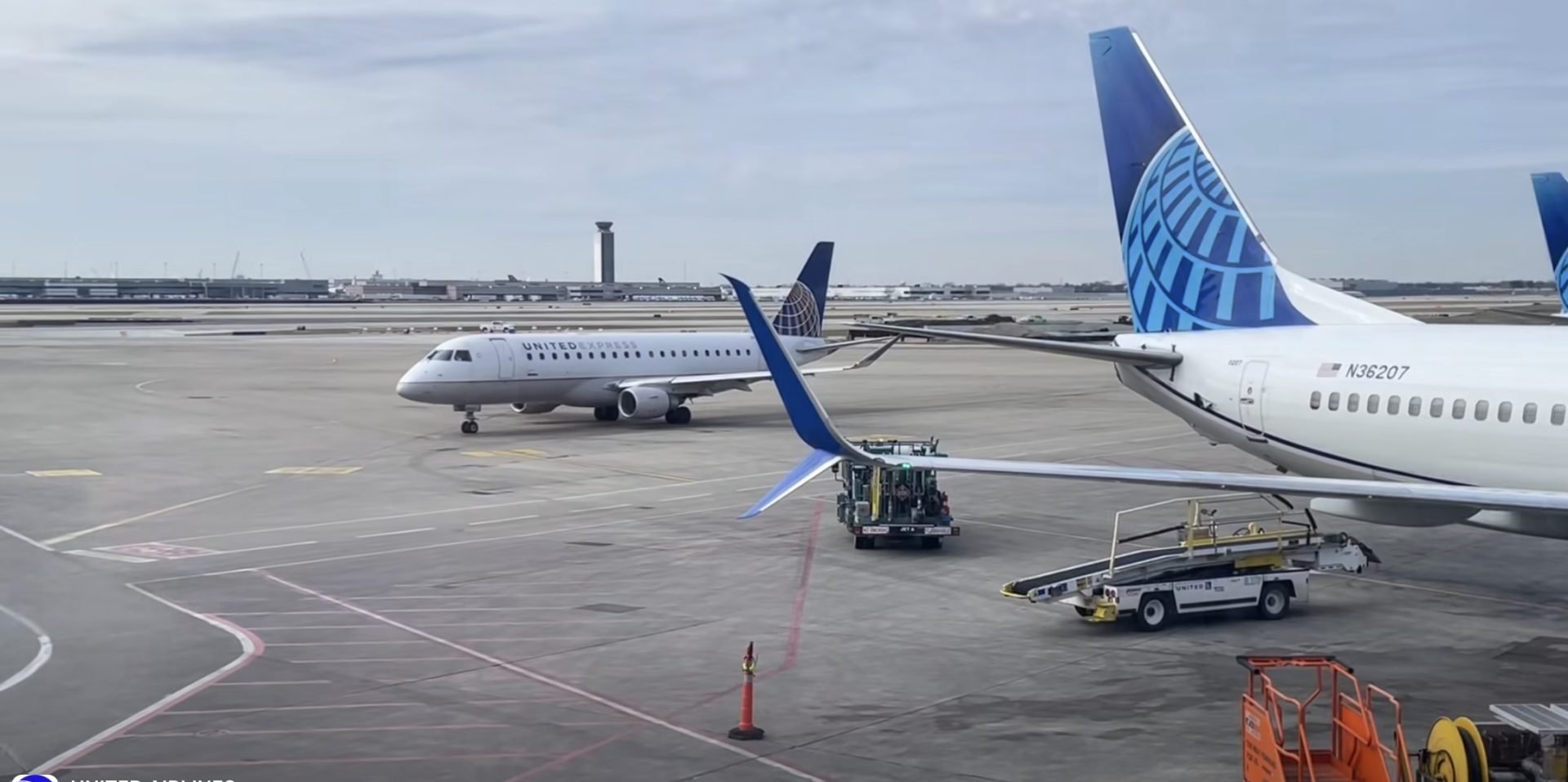 Prețurile biletelor de avion ar putea crește cu 20% din cauza scumpirii combustibilului United Airlines avertizează pasagerii cu privire la posibile majorări semnificative ale prețurilor biletelor de avion, în contextul creșterii costurilor cu combustibilul