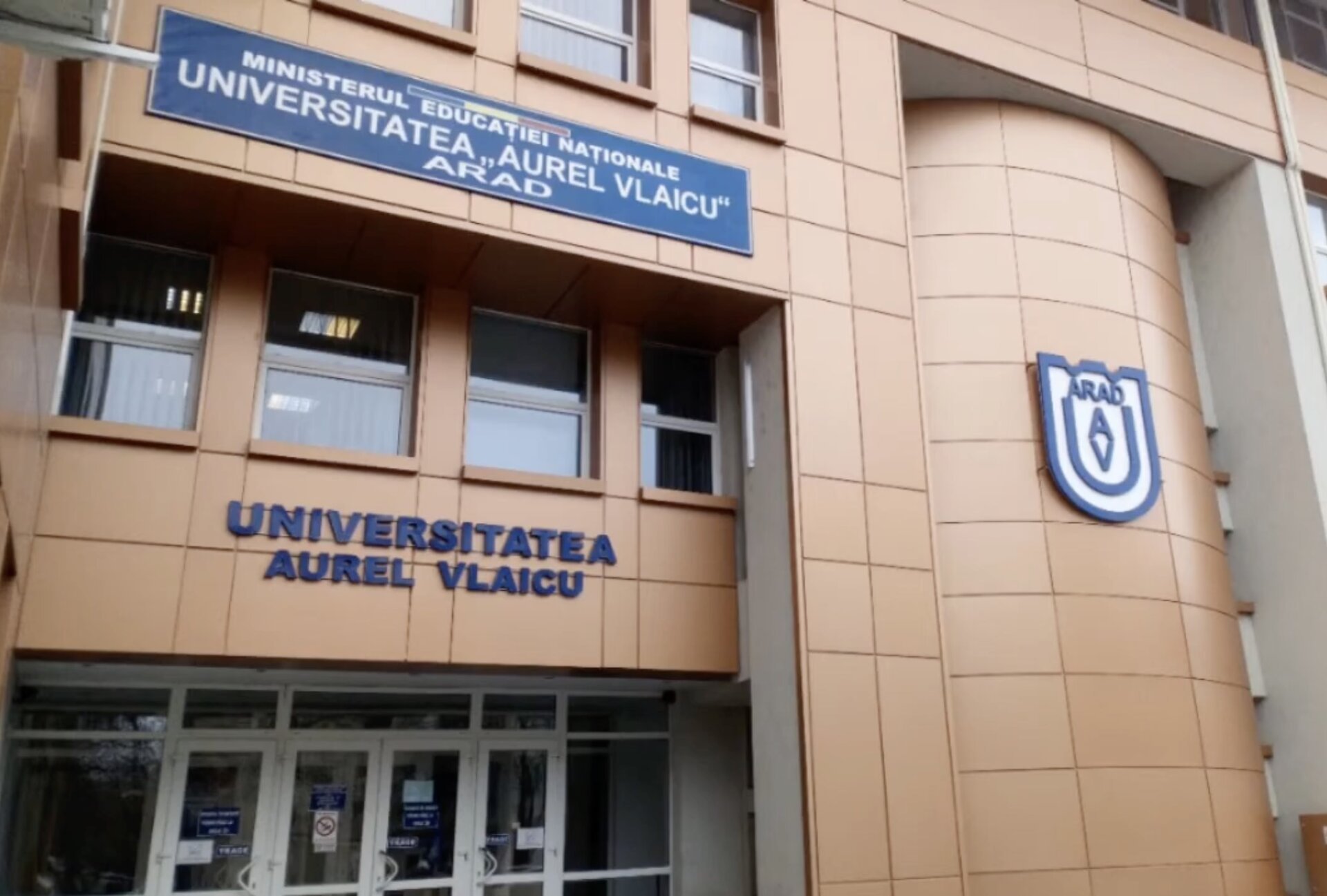 Plângere penală la universitatea aurel vlaicu din arad, după un audit extern Universitatea „Aurel Vlaicu” (UAV) din Arad a depus o plângere penală la Parchetul de pe lângă Judecătoria Arad, în urma unui audit extern comandat