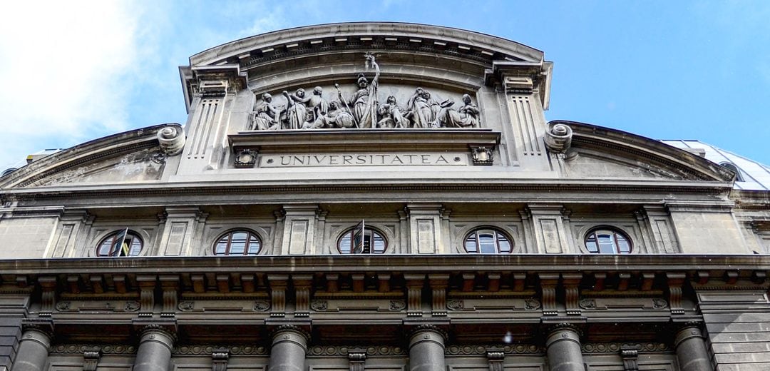 UB reintroduce taxe majorate, dar anunță o reducere temporară pentru studenții de anul I Universitatea din București majorează taxa de studiu pentru studenții care se vor înscrie în toamna anului universitar 2026-2027