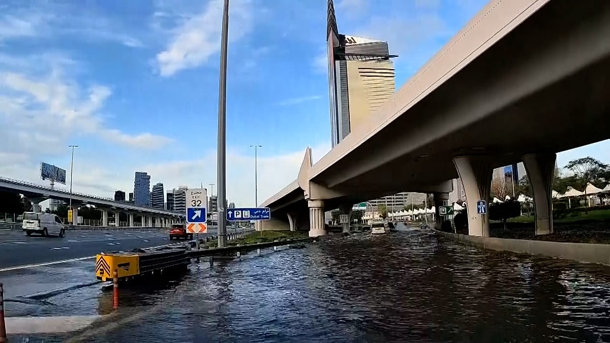 Inundații severe în Dubai: Ploile torențiale au paralizat orașul Dubaiul a fost lovit din nou de ploi torențiale în noaptea de joi spre vineri, inundând drumurile în mai multe zone și perturbând grav traficul