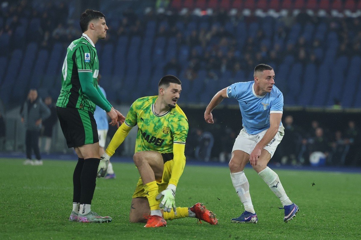 Lazio Roma învinge Sassuolo într-un meci spectaculos din Serie A Roma, (Data de azi) – Lazio Roma a reușit să obțină o victorie importantă pe teren propriu în etapa a 28-a din Serie A, învingând Sassuolo cu scorul de 2-1