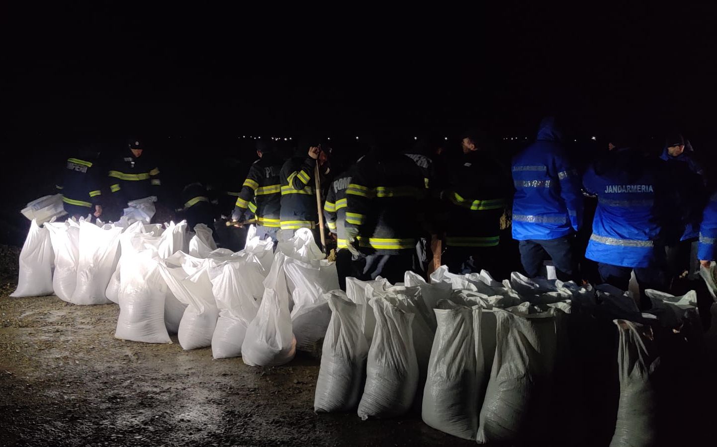 Inundații în Vrancea: Pompierii salvează o persoană izolată, zeci de oameni evacuați Vrancea se confruntă cu riscul iminent de inundații, după ce ploile abundente au determinat creșterea debitului râului Putna