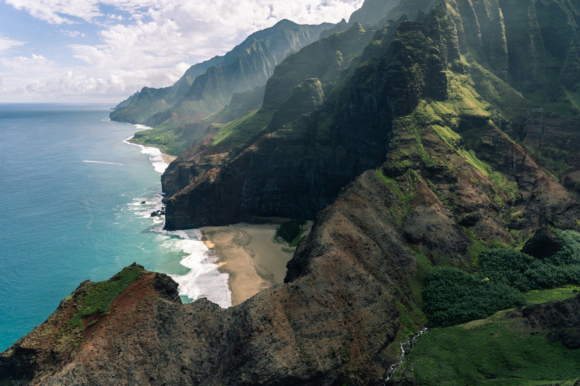 Hawaii: Vremea capricioasă și vânt puternic pe insula Kaua’i Kaua’i, insula din Hawaii, se pregătește pentru o săptămână cu vreme schimbătoare, dar și cu vânt puternic