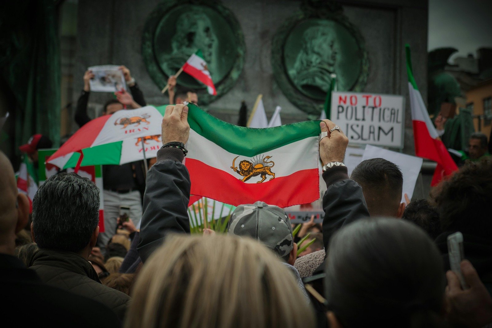 Teheranul rezistă: Serviciile secrete americane nu prevăd un colaps al regimului iranian Evaluările serviciilor secrete americane indică faptul că liderii iranieni își mențin controlul, în pofida bombardamentelor intense ale SUA și Israelului