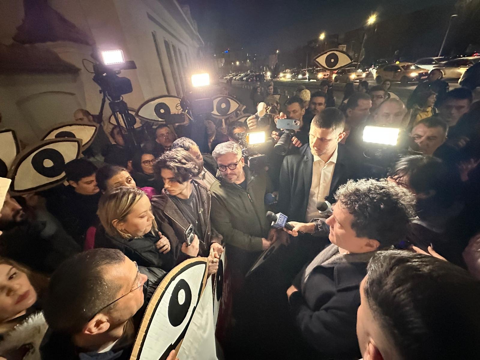Proteste în fața Cotroceniului: Organizațiile civice cer respectarea promisiunilor privind reforma justiției București – Reprezentanți ai mai multor organizații civice au protestat pe 6 martie în fața Palatului Cotroceni, exprimându-și îngrijorarea cu privire la numirile în funcțiile de conducere ale marilor parchete