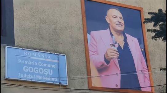 Tablourile fostului primar, pe fațada primăriei din Gogoșu, la un an de la decesul acestuia Pe fațada primăriei din Gogoșu, județul Mehedinți, au fost amplasate două tablouri care îl înfățișează pe fostul primar, Jean Rogoveanu, decedat anul trecut