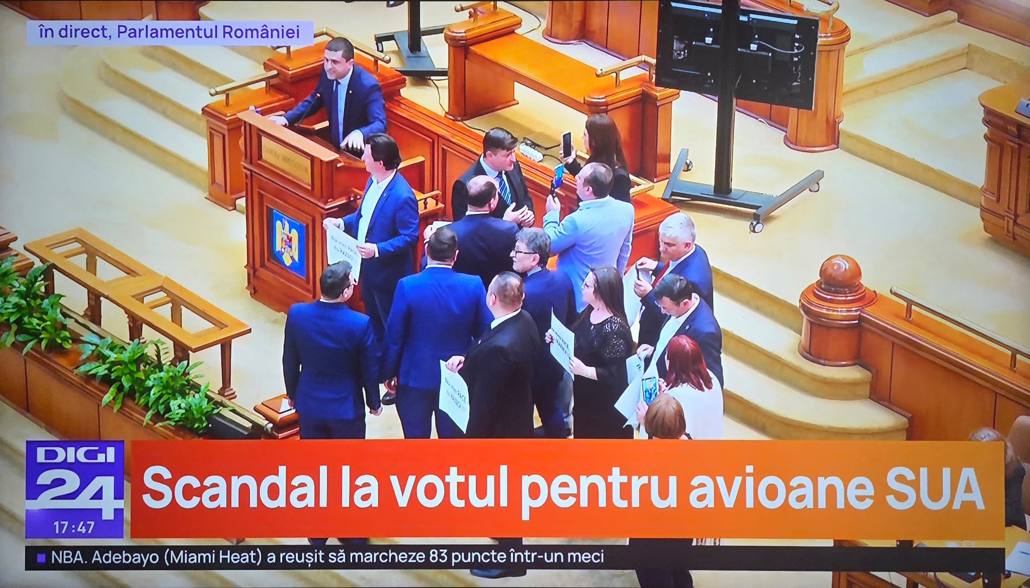 Scandal în Parlament: Opoziție dură la acceptarea echipamentelor militare americane O ședință tensionată a Parlamentului a fost marcată de proteste și întreruperi în timpul dezbaterii privind acceptarea echipamentelor militare defensive americane la baza de la Kogălniceanu