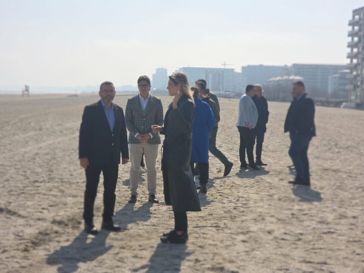 Ministra Mediului, Diana Buzoianu, inspectează plaja din Năvodari unde se intenționează construirea unei parcări Ministra Mediului, Diana Buzoianu, efectuează vineri un control la Năvodari, pe plaja unde Primăria, condusă de Florin Chelaru (PSD), dorește să amenajeze o parcare