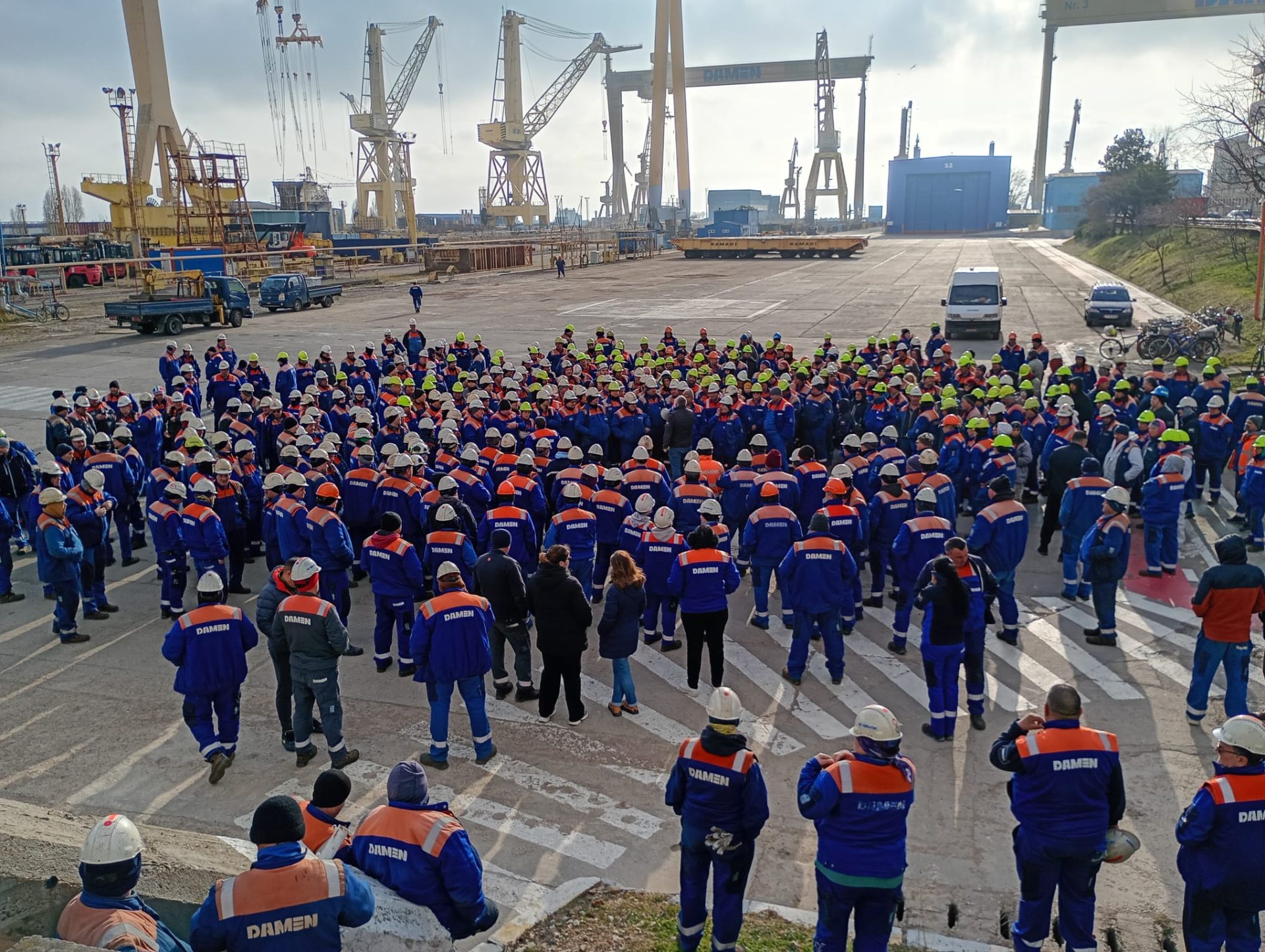 Șantierul Naval Mangalia, în pericol de faliment: Damen Shipyards renunță la planul de reorganizare Blocul Național Sindical (BNS) a anunțat, miercuri, că Damen Shipyards, compania olandeză care deține o parte din Șantierul Naval Mangalia, va iniția procedura de faliment