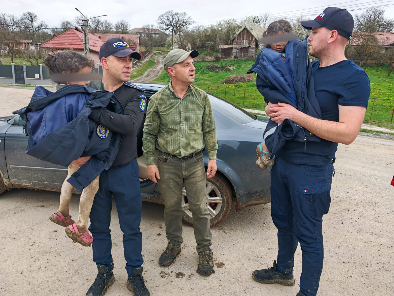 Două fetițe dispărute din Târnăveni au fost găsite; căutările s-au încheiat cu succes Operațiunile de căutare a două fetițe dispărute din municipiul Târnăveni, județul Mureș, s-au încheiat cu succes