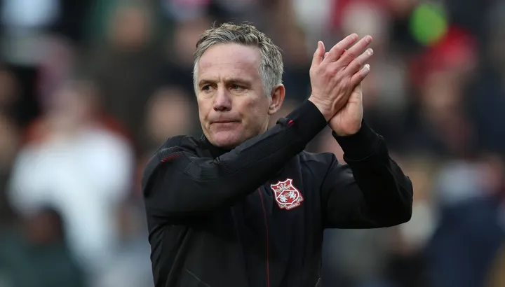 Wrexham și Swansea City se confruntă într-un derby galez cu miză mare pentru playoff Wrexham, aflată pe locul șase în campionat, primește vizita lui Swansea City vineri seara, într-un meci crucial pentru ambele echipe