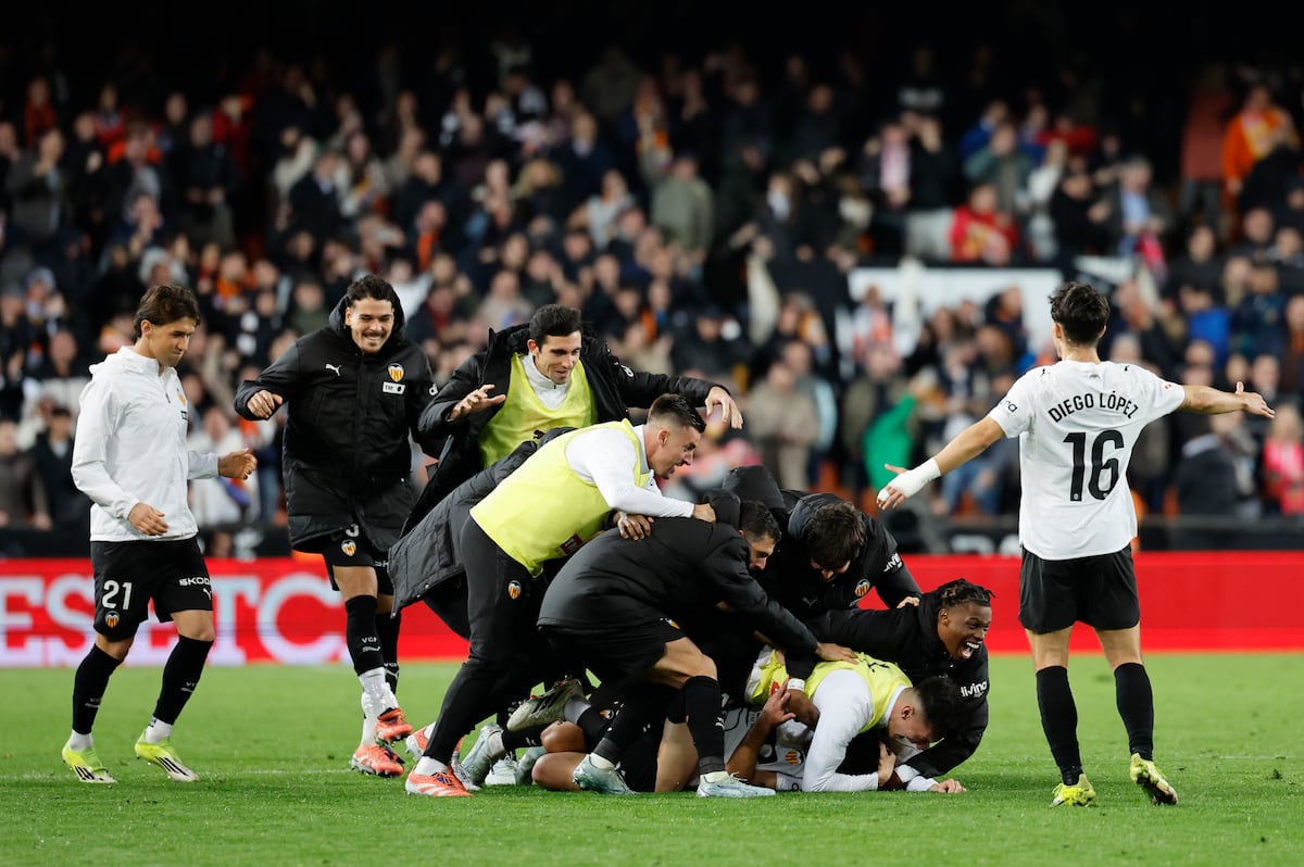 Valencia, victorie dramatică în fața lui Alavés, cu goluri marcate în prelungiri Valencia a reușit o revenire spectaculoasă în meciul de acasă cu Alavés, câștigând cu 3-2, după ce a fost condusă cu 1-2 până în minutul 89