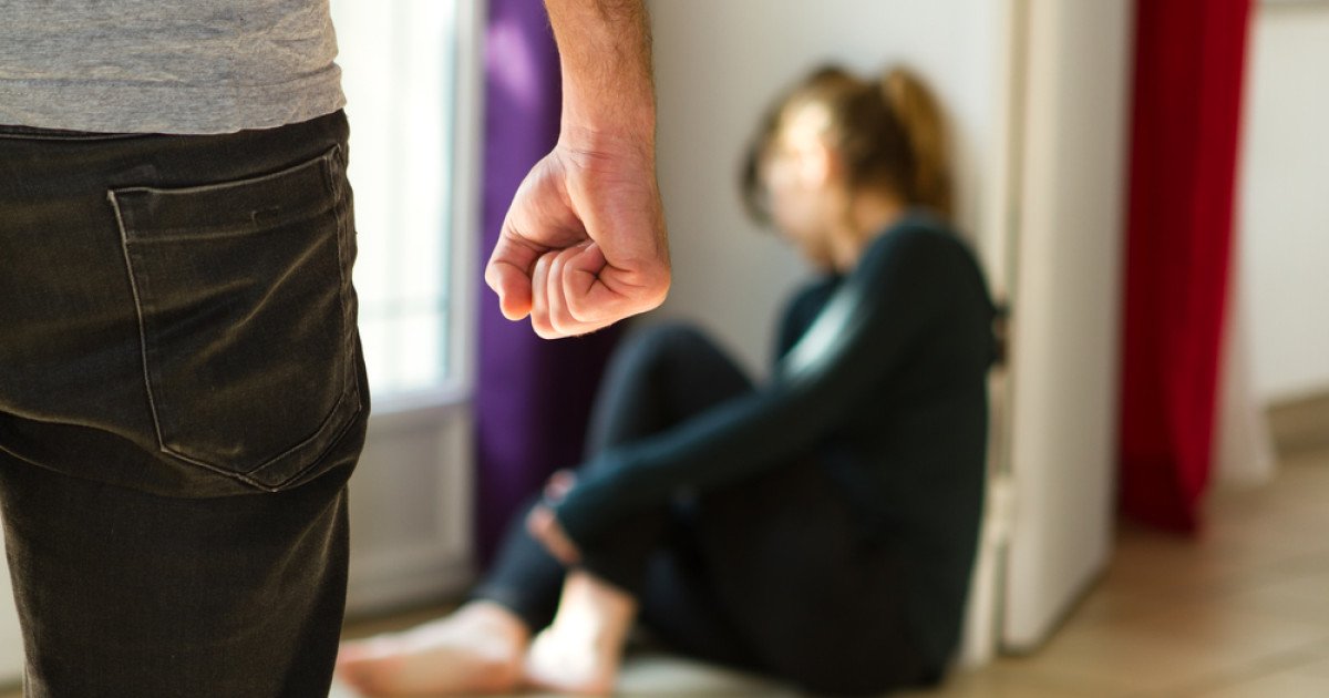 Concediu plătit pentru victimele violenței domestice: O măsură legislativă deschide dezbaterile O inițiativă legislativă recent depusă la Parlament propune o schimbare semnificativă în Codul muncii, introducând un drept nou pentru angajații afectați de violență domestică, agresiuni sexuale sau pentru părinții ai căror copii au trecut prin astfel de experiențe traumatice