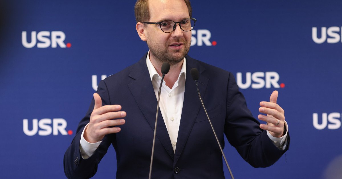 Blocaj politic privind numirea Avocatului Poporului: USR acuză PSD și AUR de amânare Votul pentru numirea Roxanei Rizoiu în funcția de Avocat al Poporului a fost amânat de PSD și AUR, în condițiile în care mandatul actualei ocupante a funcției, Renate Weber, a expirat de doi ani