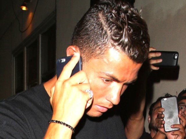 Cristiano Ronaldo, prezent în Arabia Saudită, în ciuda speculațiilor legate de un posibil transfer Speculațiile privind o posibilă plecare a lui Cristiano Ronaldo din Arabia Saudită au luat amploare după ce avionul său privat a fost văzut aterizând la Madrid