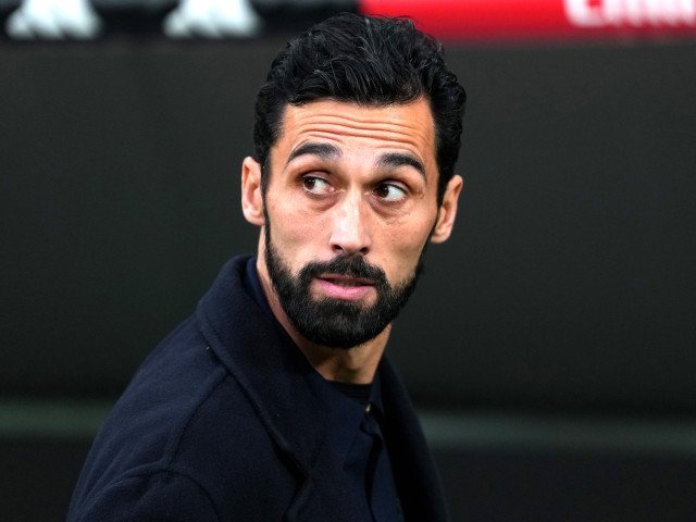 Arbeloa, pe muchie de cuțit la Real Madrid după eșecul cu Getafe Real Madrid se confruntă cu o perioadă dificilă, după ce a suferit o înfrângere surprinzătoare în fața lui Getafe, pe teren propriu