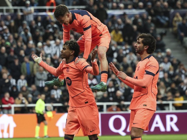 Victorie dramatică pentru Barcelona la Newcastle: Craioveanu, nemulțumit de evoluția catalanilor Miercuri seara, fanii fotbalului vor avea parte de dueluri de gală în Liga Campionilor, cu meciuri precum Leverkusen – Arsenal și Real Madrid – Man