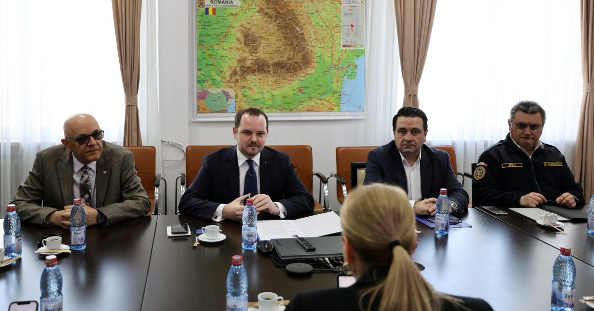 Rogobete și Arafat discută cu HERA despre pregătirea României pentru crize sanitare Ministrul Sănătății, Alexandru Rogobete, și șeful Departamentului pentru Situații de Urgență (DSU), Raed Arafat, au avut o întâlnire cu directorul general al Autorității Europene pentru Pregătirea și Răspunsul în Situații de Urgență Sanitară (HERA), Florika Fink-Hooijer