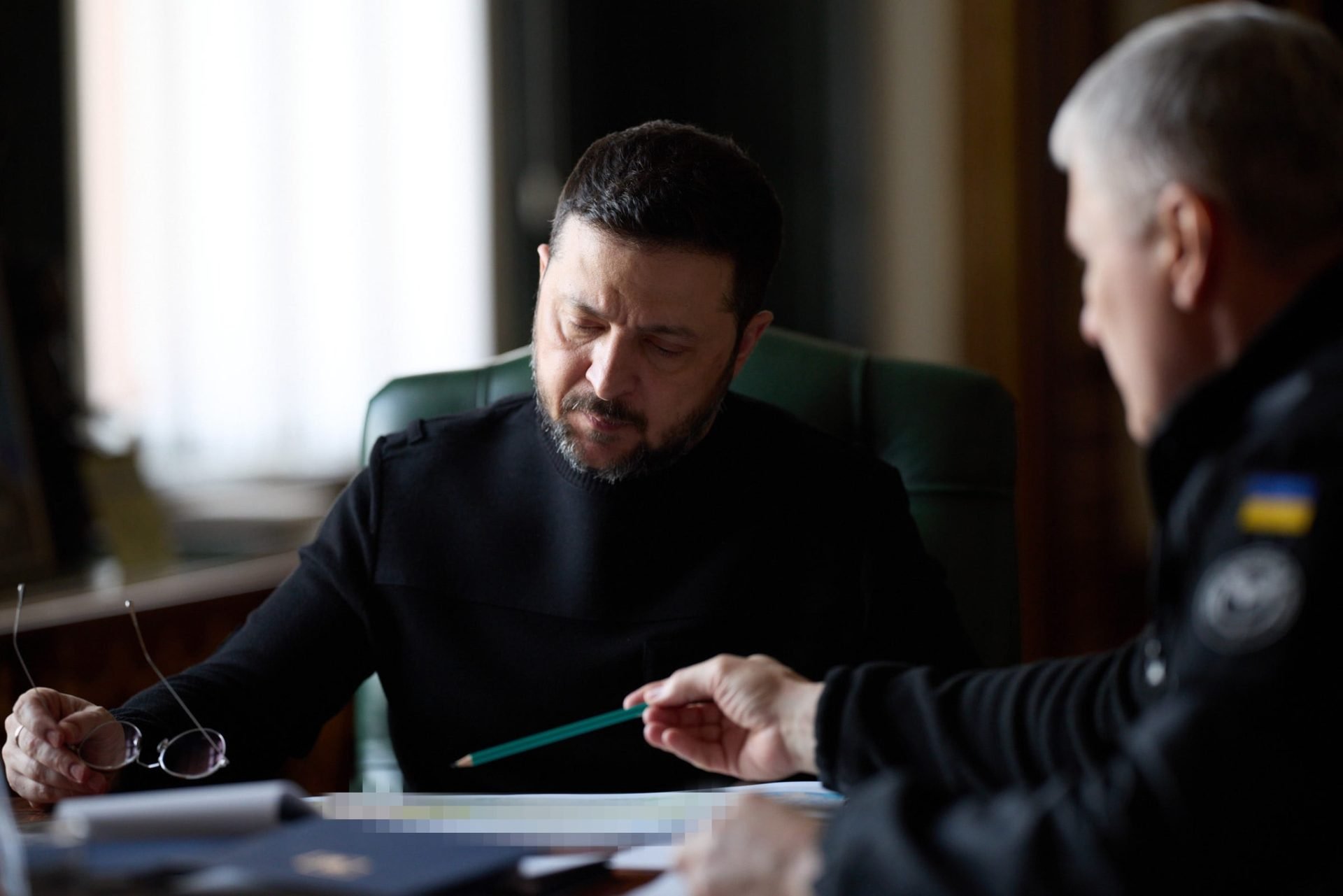 Zelenski: Rusia furnizează informații secrete Iranului Președintele ucrainean Volodimir Zelenski a anunțat că, potrivit unor date ale Serviciului de Informații al Armatei (GUR), Rusia colaborează cu Iranul, furnizându-i informații de spionaj
