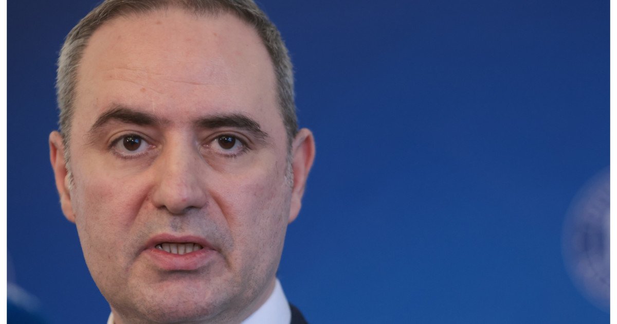 Nazare: România nu trece printr-o criză, ci schimbă modelul de creștere economică Ministrul Finanțelor, Alexandru Nazare, a explicat marți, în cadrul unei dezbateri organizate de Guvern în parteneriat cu Banca Mondială, că actuala situație economică a României este rezultatul unei schimbări deliberate de paradigmă, nu o criză