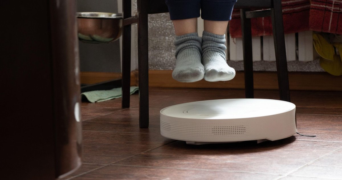 Un inginer spaniol a preluat controlul a 7.000 de aspiratoare robot, dezvăluind o breșă de securitate majoră Un inginer software din Spania a descoperit o gravă vulnerabilitate de securitate în sistemul de operare al aspiratoarelor robot conectate la internet