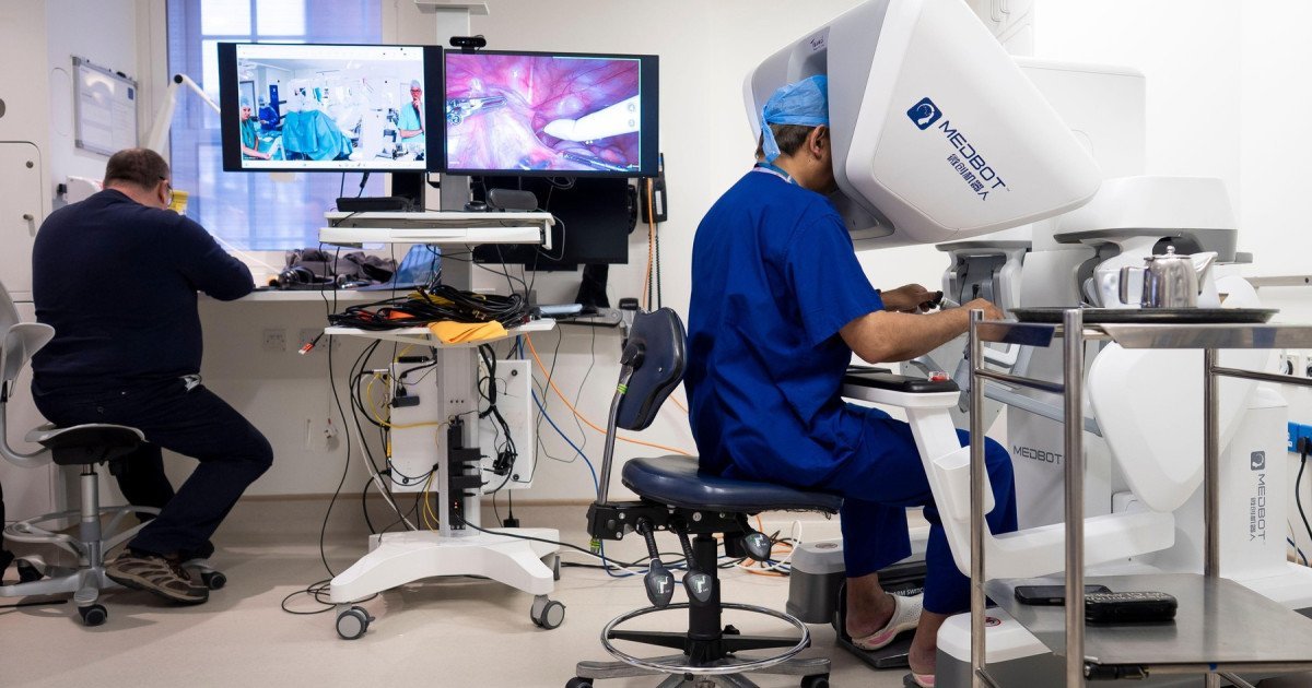 O premieră medicală în Marea Britanie: Chirurg operează un pacient aflat la 2.400 de kilometri distanță, cu ajutorul unui robot Un chirurg din Londra a realizat prima operație robotică la distanță din Marea Britanie, o procedură menită să redefinească modul în care sunt tratați pacienții din zonele izolate