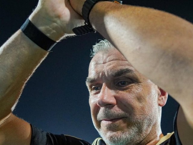 Cosmin Olăroiu, implicat într-o acțiune de ajutorare a unor elevi români blocați în Dubai În contextul tensiunilor geopolitice actuale, Cosmin Olăroiu, antrenor de succes în Emiratele Arabe Unite, a oferit sprijin pentru un grup de elevi și profesori români blocați în Dubai