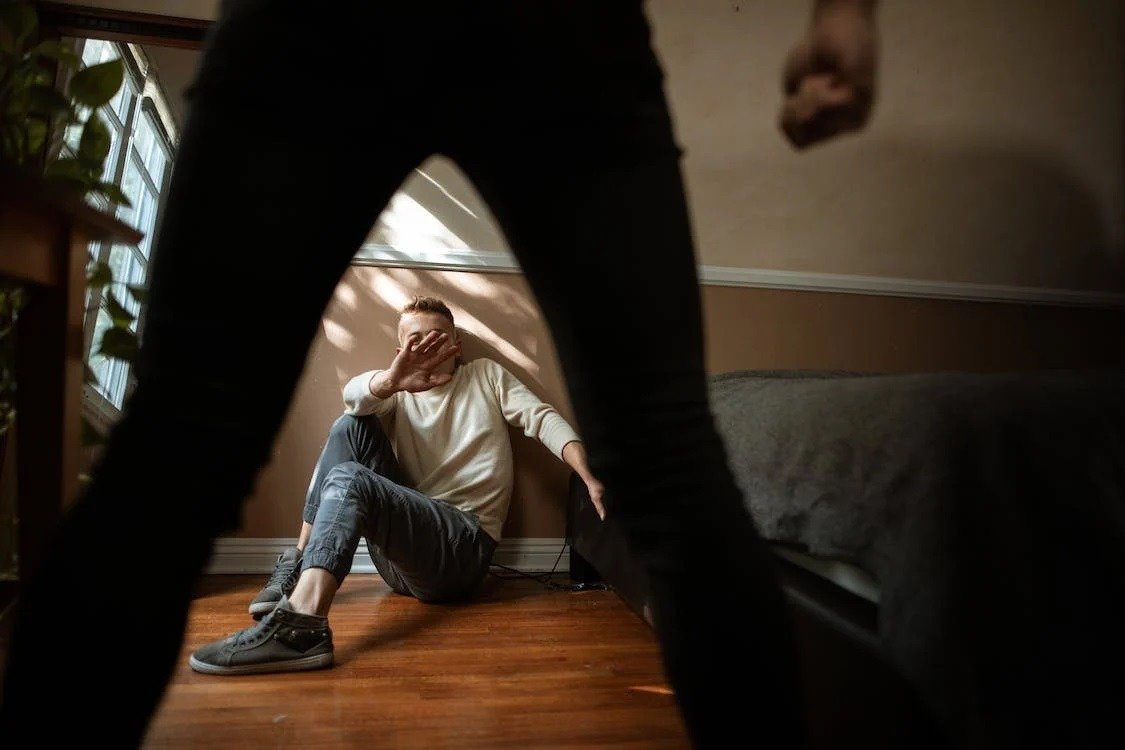 Nouă lege interzice agresorilor sexuali să lucreze cu copii și vârstnici O nouă lege, promulgată recent, interzice agresorilor sexuali condamnați, înscriși în Registrul Agresorilor Sexuali, să lucreze sau să facă voluntariat în instituții care presupun contact direct cu copii sau vârstnici