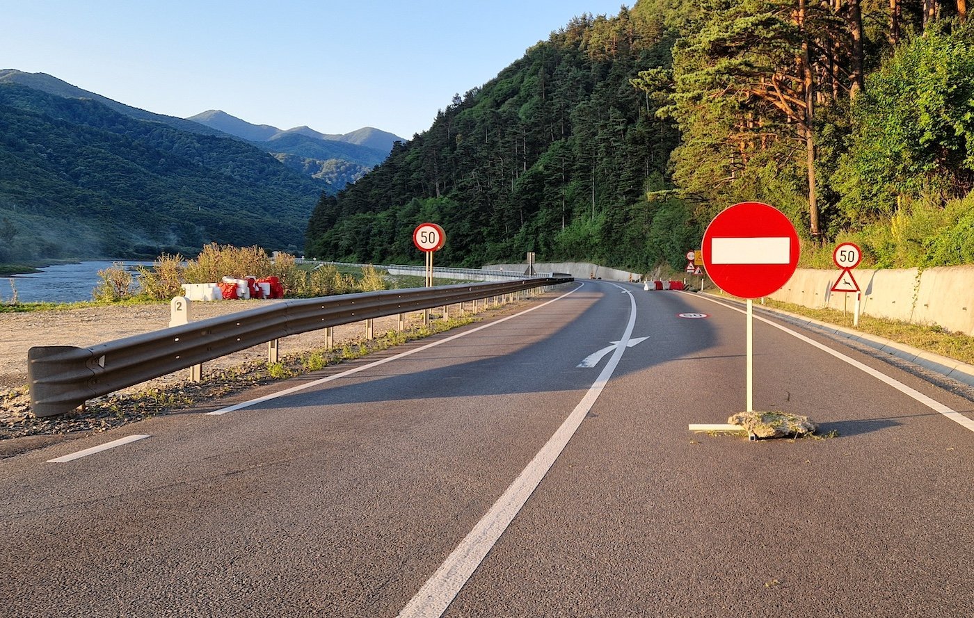 Restricții pe Valea Oltului pentru vehiculele grele: Lucrările de stabilizare a versanților încep marți Direcția Regională de Drumuri și Poduri (DRDP) Craiova a anunțat instituirea restricțiilor de circulație pe DN 7, Valea Oltului, pentru vehiculele cu masa totală maximă autorizată mai mare de 7,5 tone
