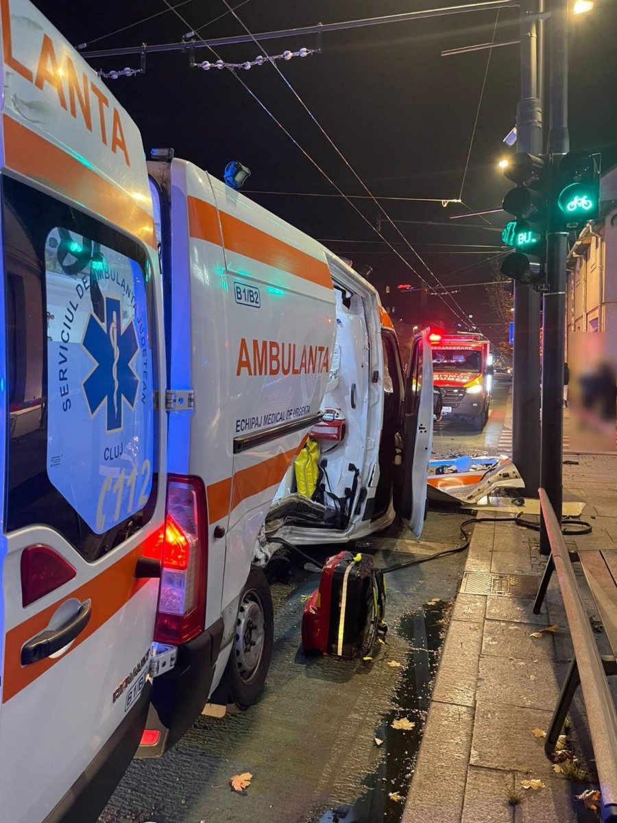 Ministrul Sănătății: Ambulanțele nu pot sta în garaj, spre deosebire de mașinile personale Ministrul Sănătății, Alexandru Rogobete, a declarat că nu poate permite ca ambulanțele să rămână imobilizate din cauza crizei de combustibil, subliniind că astfel de măsuri nu sunt comparabile cu sfaturile adresate populației de a lăsa mașinile personale acasă pentru a face față creșterii prețurilor