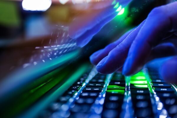 Avertisment DNSC: Scheme de fraudă online care promit câștiguri rapide, în creștere Directoratul Național pentru Securitate Cibernetică (DNSC) trage un semnal de alarmă cu privire la o serie de tentative de fraudă online, care vizează utilizatorii interesați de investiții rapide și randamente mari