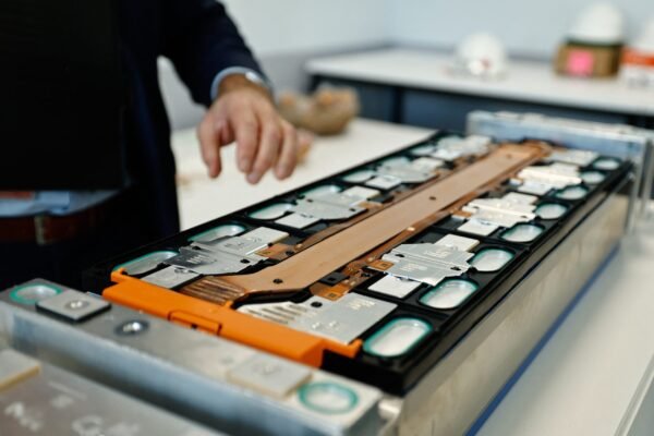 UE vrea să reducă decalajul de costuri la producția de baterii, în pofida reticenței producătorilor auto Uniunea Europeană se pregătește să lanseze un plan ambițios pentru a stimula producția de baterii pe teritoriul său, cu scopul de a reduce semnificativ diferența de costuri față de bateriile produse în China