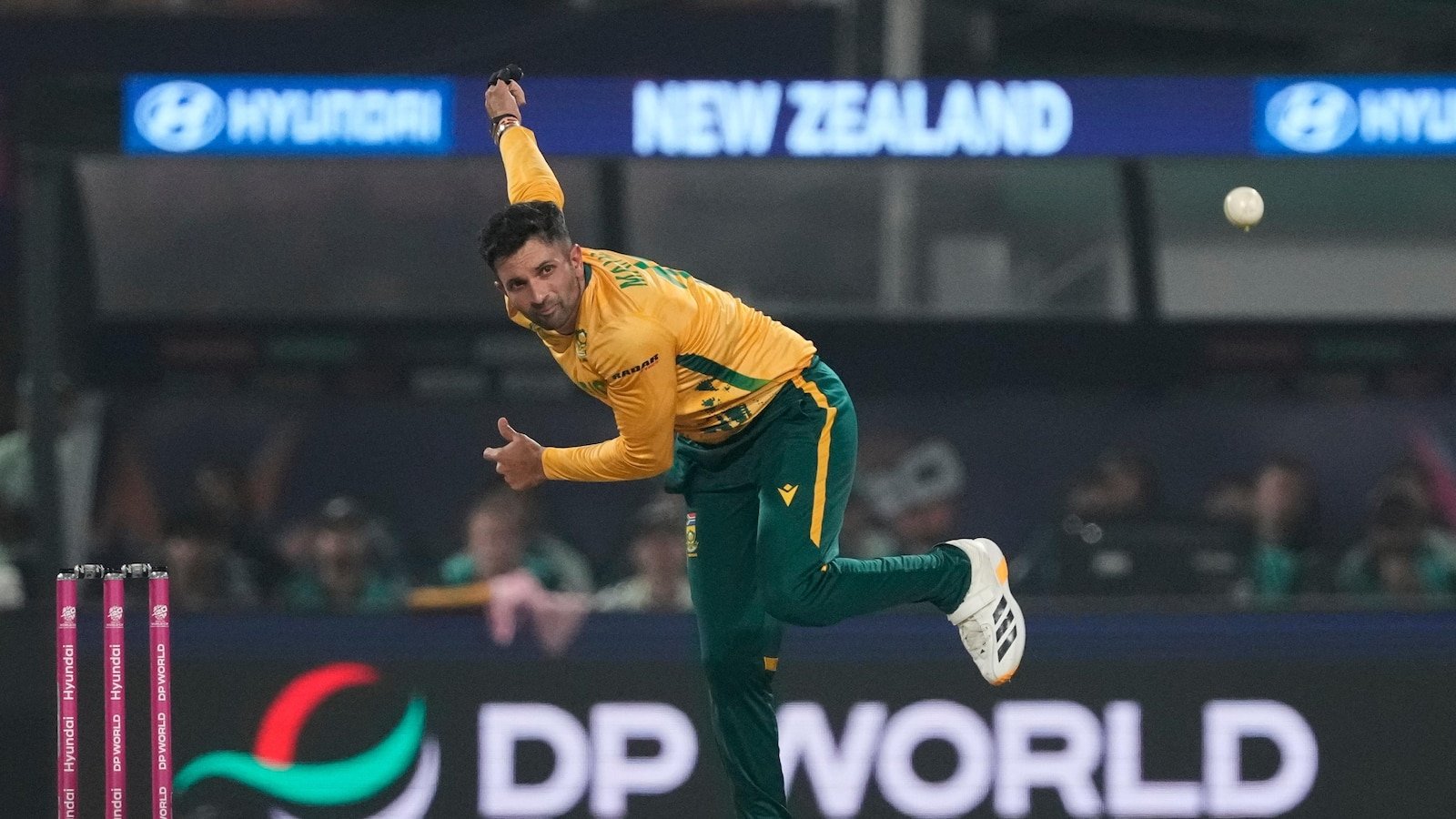 Keshav Maharaj alege să joace la a patra partidă Twenty20 împotriva Noii Zeelande WELLINGTON, Noua Zeelandă – Căpitanul Africii de Sud, Keshav Maharaj, a câștigat tragerea la sorți duminică și a ales să joace în a patra partidă Twenty20 împotriva Noii Zeelande