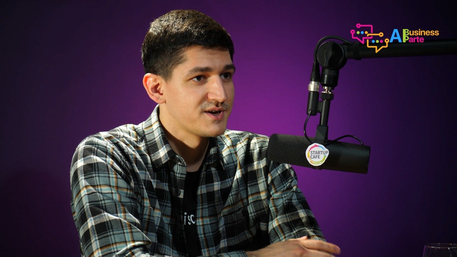 Hackeri antrenează inteligența artificială pentru a găsi vulnerabilități în aplicații Tendința în rândul hackerilor pare să se orienteze tot mai mult spre ingineria prompturilor, potrivit lui Fineas Silaghi, hacker etic și co-fondator al AISafe Labs