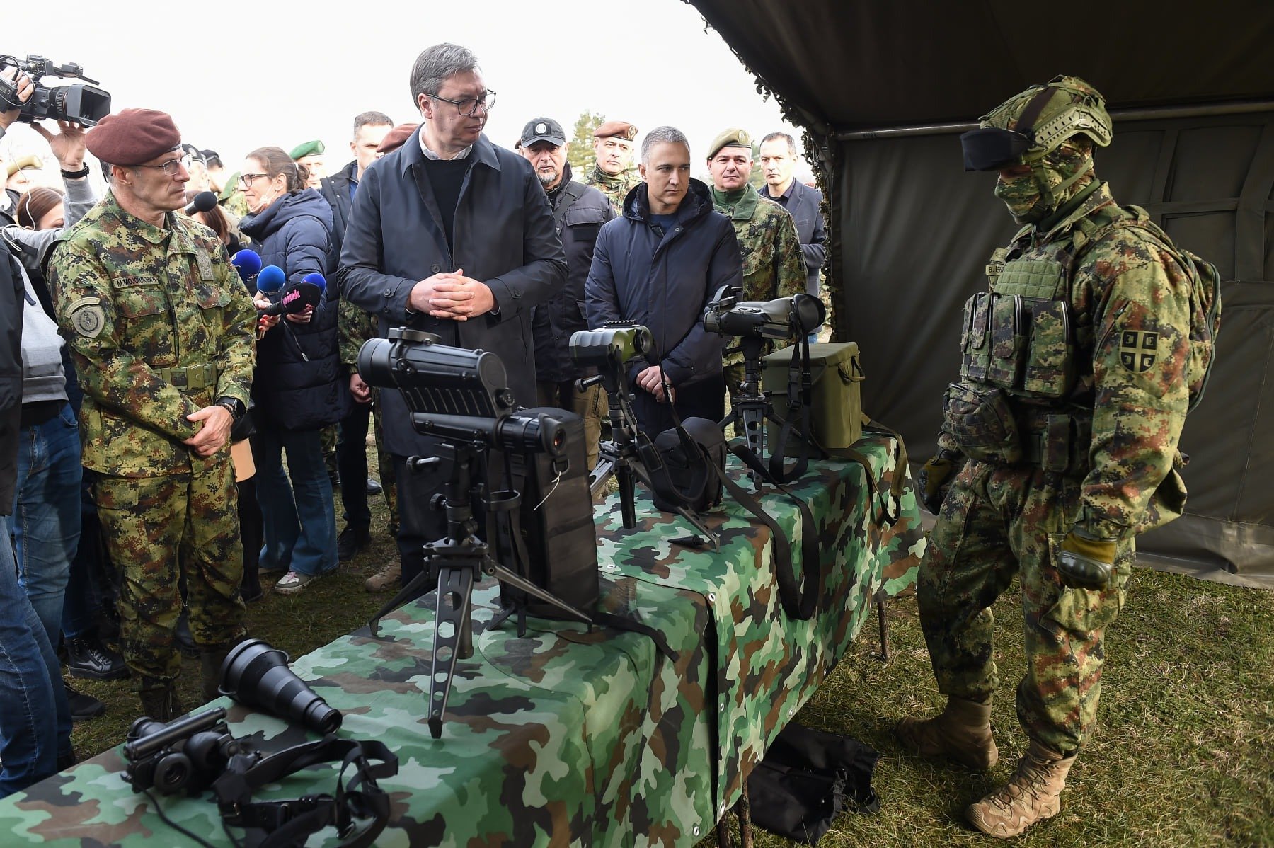 Serbia: Tensiuni regionale și acuzații de pregătire pentru atac Președintele Serbiei, Aleksandar Vucic, a declarat recent că țara sa monitorizează cu atenție cooperarea militară dintre Croația, Albania și Kosovo, sugerând pregătiri pentru un posibil atac