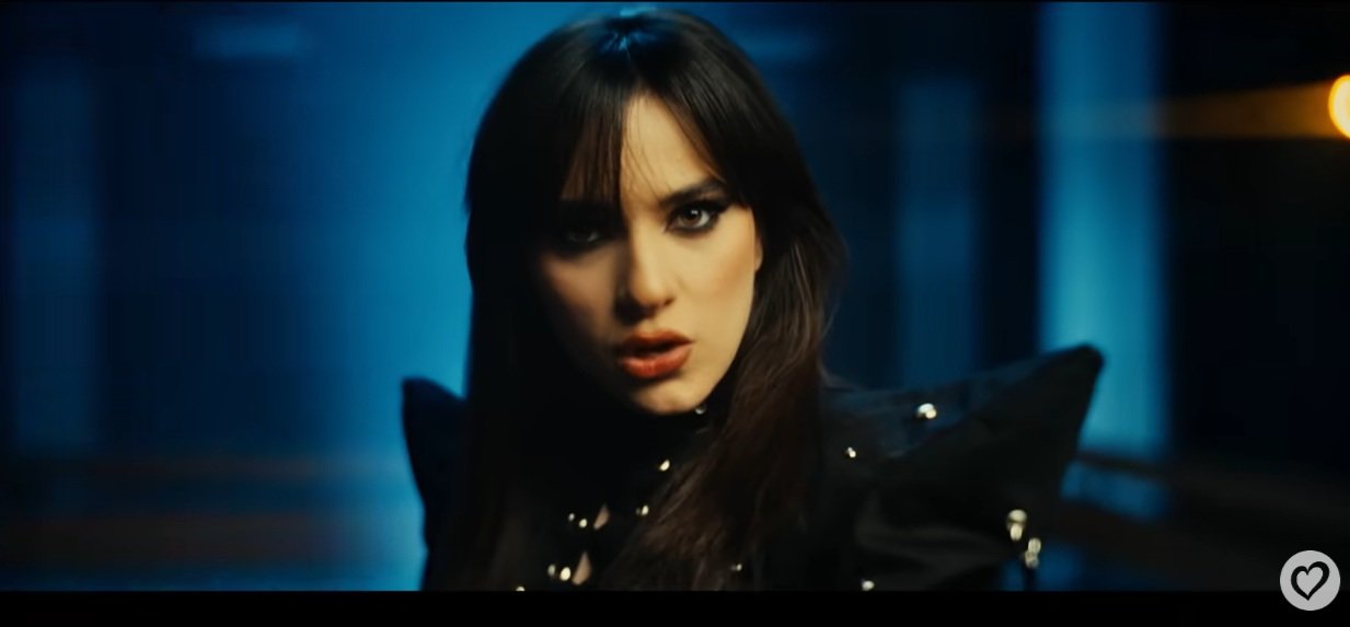 Piesa României la Eurovision, „Choke Me”, criticată pentru incitare la violență Piesa României pentru Eurovision, „Choke Me”, interpretată de Alexandra Căpitănescu, a stârnit controverse majore