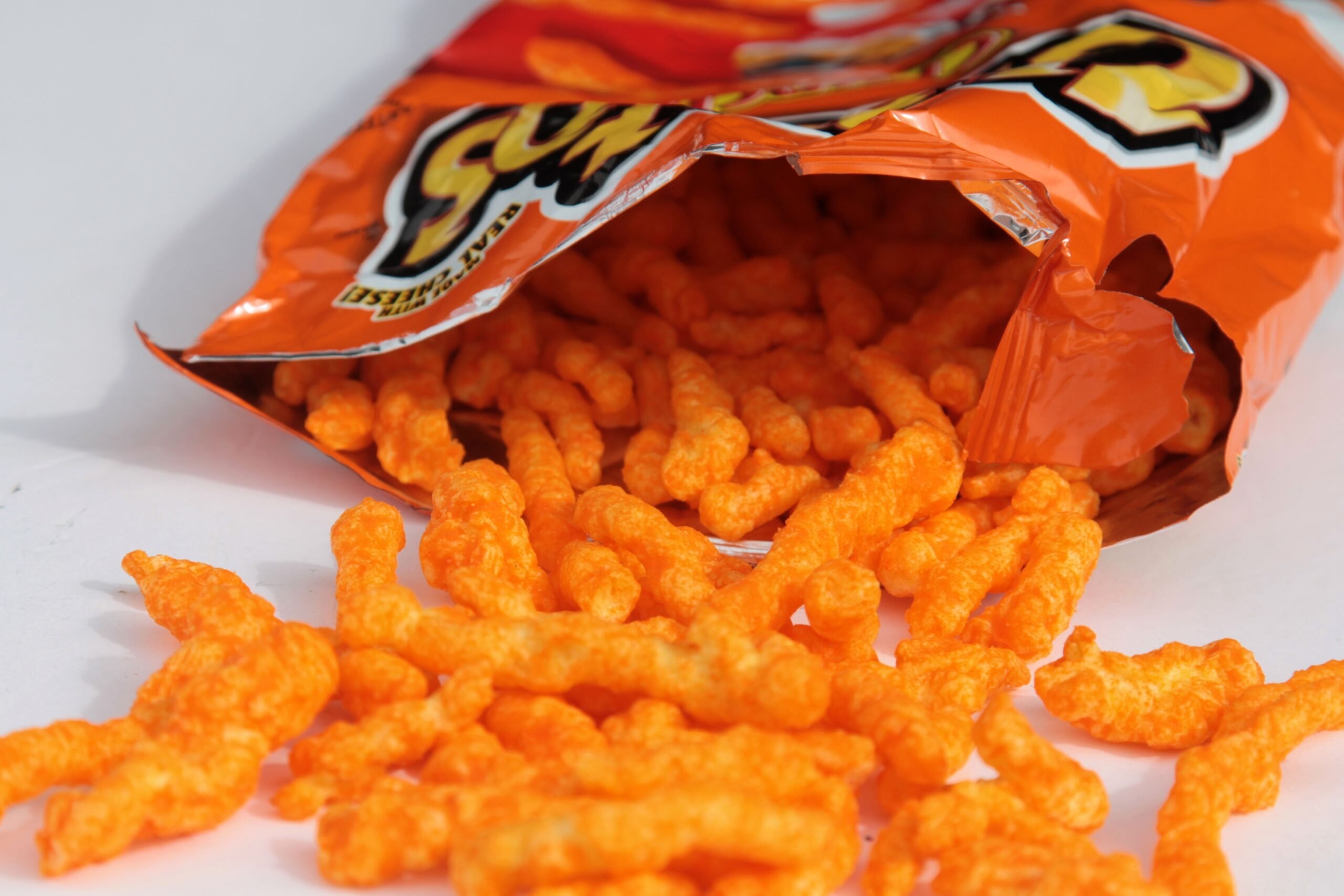 Aditivii din alimentele procesate: o amenințare la adresa microbiomului intestinal? Aditivii utilizați pentru a prelungi durata de viață a alimentelor procesate ar putea perturba echilibrul microbiomului intestinal, o comunitate complexă de microorganisme esențiale pentru multiple funcții ale organismului