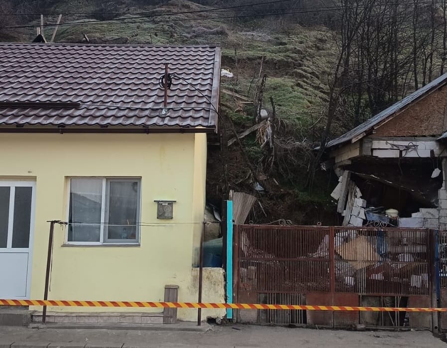 Alunecare de teren în slatina: Autoritățile intervin