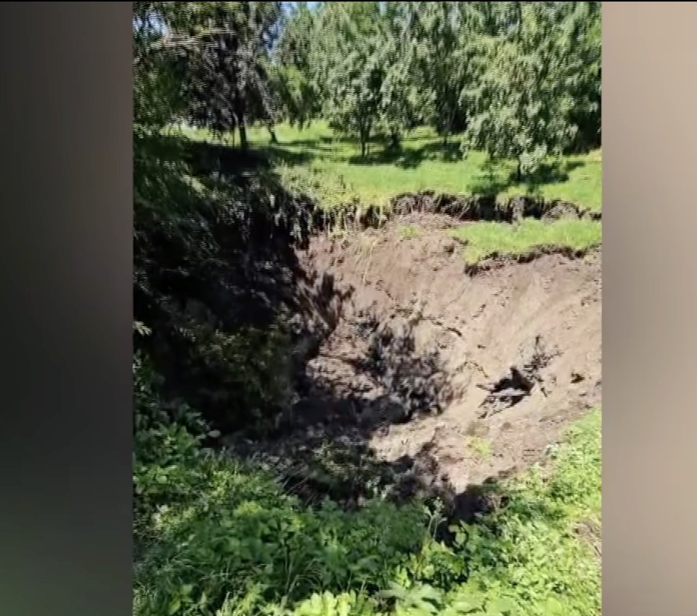 Alunecare de teren în Maramureș: Zona Minei de Sare Ferdinand, Monitorizată Continuu Autoritățile monitorizează în continuare zona fostei mine de sare Ferdinand din localitatea Coștiui, județul Maramureș, după ce o alunecare de teren a afectat o casă în iulie 2025