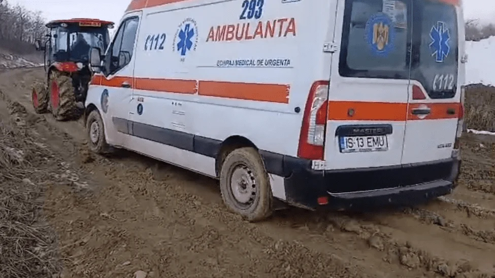Bebeluș prematur mort după ce ambulanța s-a împotmolit într-un drum noroios, la Iași Un nou caz tragic a zguduit județul Iași, unde un bebeluș născut prematur a decedat după ce ambulanța care trebuia să-l transporte la spital s-a împotmolit în noroi